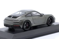 Porsche 911 (992) Carrera 4 GTS 2021 aventuringrün metallic 1:43 Minichamps