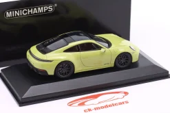 Porsche 911 (992.2) Carrera GTS Baujahr 2024 gelb metallic 1:43 Minichamps