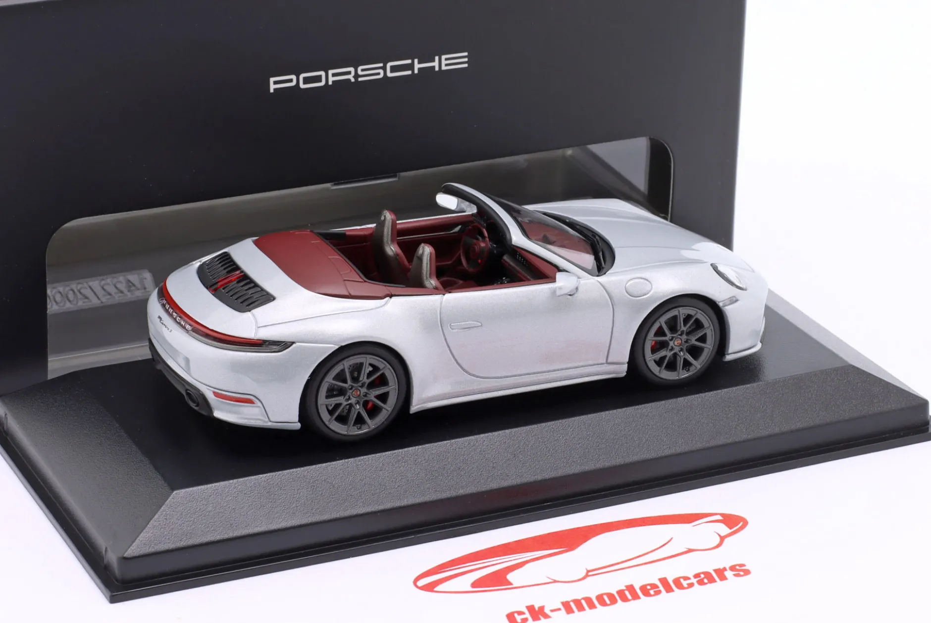 Porsche 911 (992.2) Carrera S Cabriolet 2024 eisgraumetallic 1:43 Minichamps