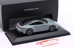 Porsche 911 (992.2) Carrera 4S Coupe Baujahr 2024 shadegrün metallic 1:43 Spark