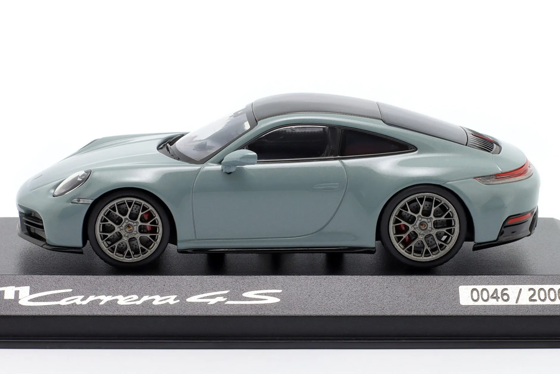 Porsche 911 (992.2) Carrera 4S Coupe Baujahr 2024 shadegrün metallic 1:43 Spark