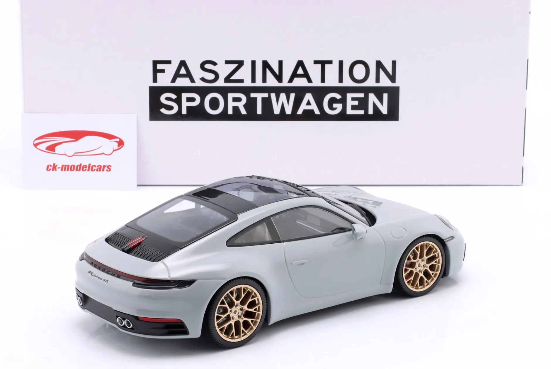 Porsche 911 (992) Carrera 4S 2023 kreide / goldene Felgen 1:18 Minichamps