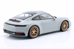 Porsche 911 (992) Carrera 4S 2023 kreide / goldene Felgen 1:18 Minichamps