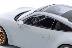 Porsche 911 (992) Carrera 4S 2023 kreide / goldene Felgen 1:18 Minichamps