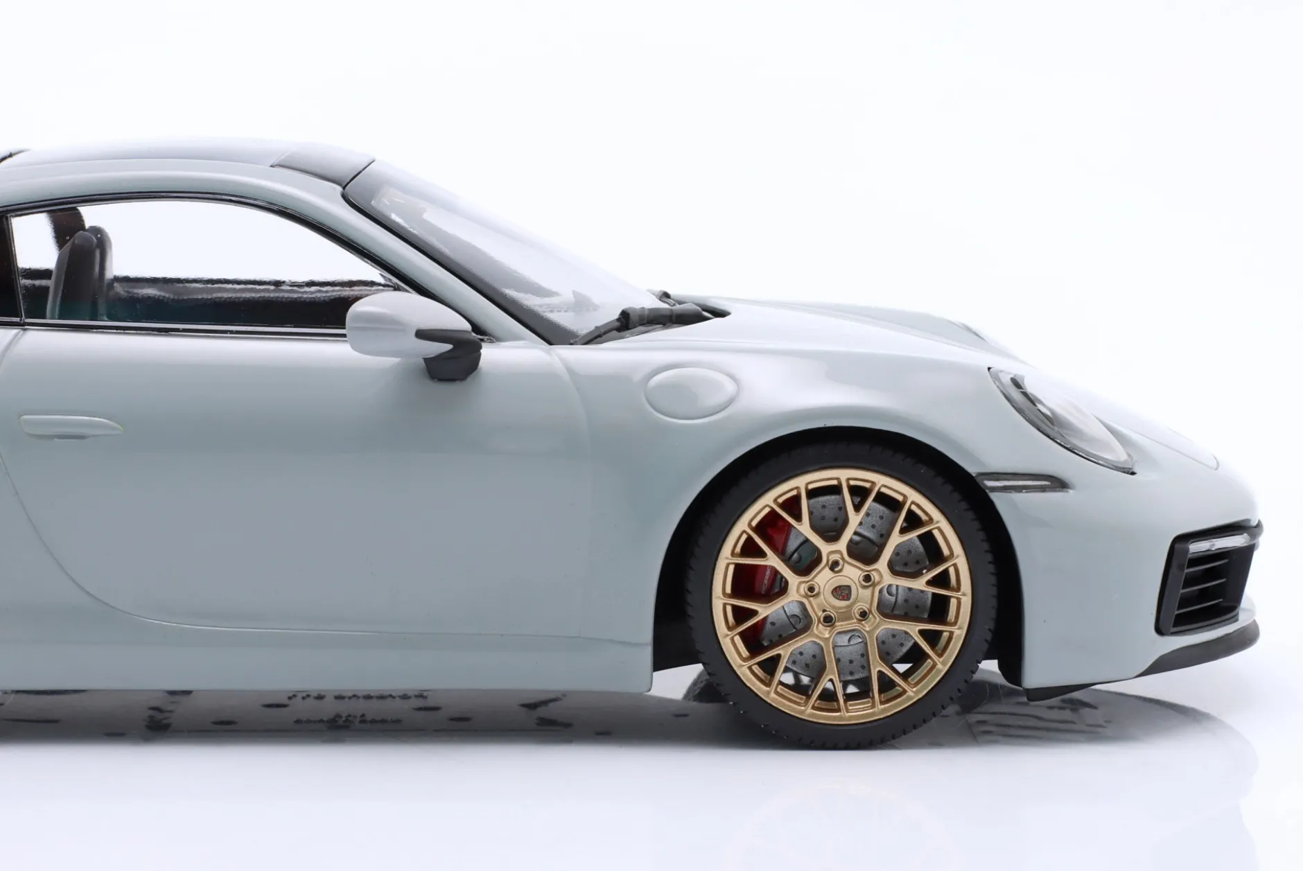 Porsche 911 (992) Carrera 4S 2023 kreide / goldene Felgen 1:18 Minichamps