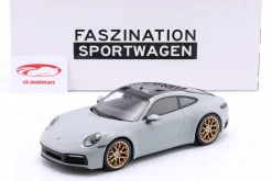 Porsche 911 (992) Carrera 4S 2023 kreide / goldene Felgen 1:18 Minichamps