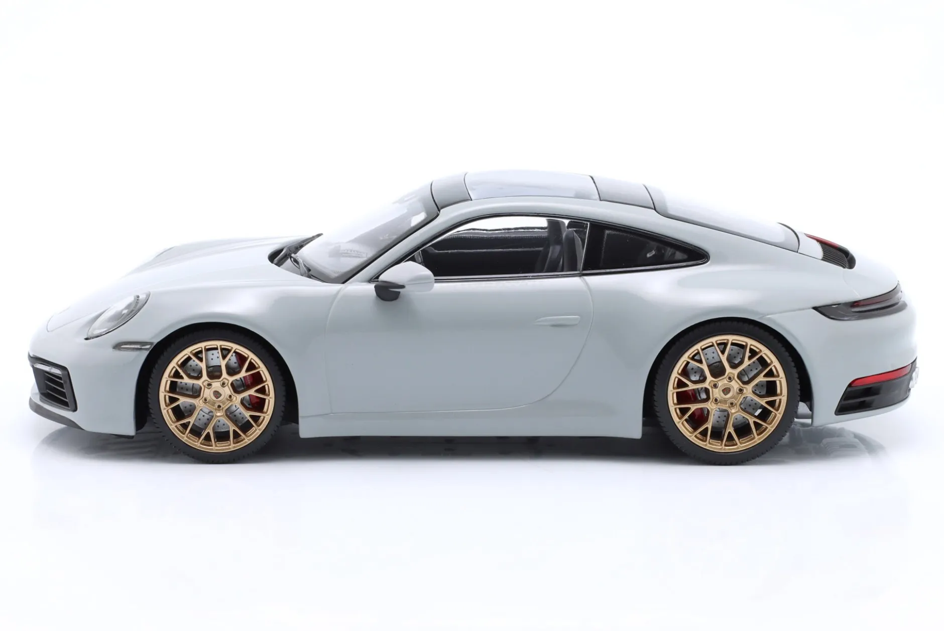 Porsche 911 (992) Carrera 4S 2023 kreide / goldene Felgen 1:18 Minichamps
