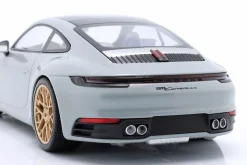 Porsche 911 (992) Carrera 4S 2023 kreide / goldene Felgen 1:18 Minichamps