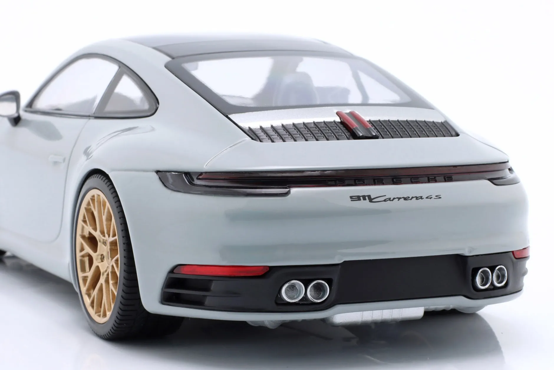 Porsche 911 (992) Carrera 4S 2023 kreide / goldene Felgen 1:18 Minichamps