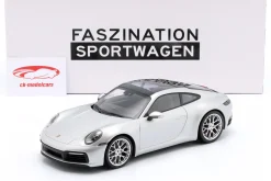 Porsche 911 (992) Carrera 4S 2023 silber / silberne Felgen 1:18 Minichamps