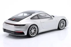 Porsche 911 (992) Carrera 4S 2023 silber / silberne Felgen 1:18 Minichamps
