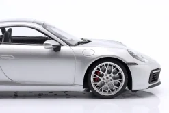 Porsche 911 (992) Carrera 4S 2023 silber / silberne Felgen 1:18 Minichamps