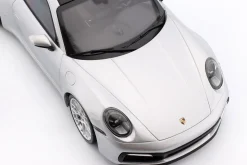 Porsche 911 (992) Carrera 4S 2023 silber / silberne Felgen 1:18 Minichamps
