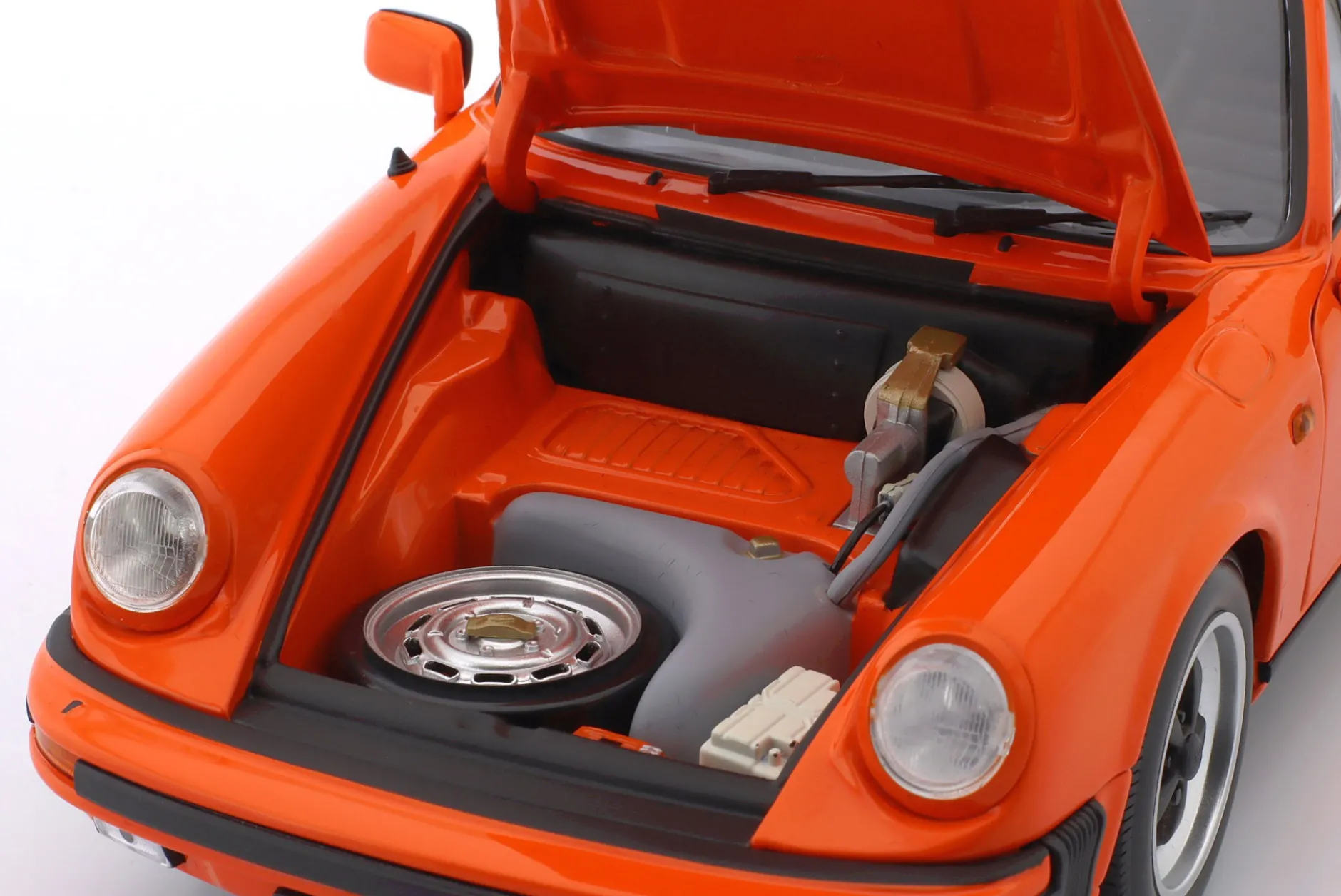 Porsche 911 3.2 Carrera Targa Baujahr 1983 orange 1:18 Minichamps