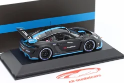 Porsche 718 Cayman GT4 e-Performance 2022 schwarz / blau 1:43 Spark