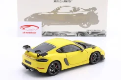 Porsche Cayman GT4 RS mit Weissach-Paket Baujahr 2024 gelb 1:18 Minichamps