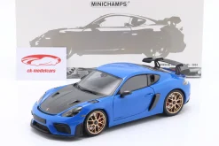 Porsche Cayman GT4 RS mit Weissach-Paket Baujahr 2024 blau 1:18 Minichamps