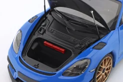 Porsche Cayman GT4 RS mit Weissach-Paket Baujahr 2024 blau 1:18 Minichamps