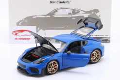 Porsche Cayman GT4 RS mit Weissach-Paket Baujahr 2024 blau 1:18 Minichamps
