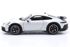 Porsche 911 (992) Dakar Baujahr 2022 grau metallic 1:18 Minichamps