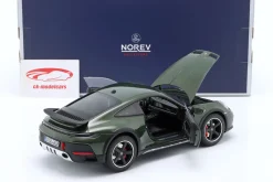 Porsche 911 (992) Dakar Baujahr 2023 oakgrün metallic 1:18 Norev