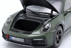 Porsche 911 (992) Dakar Baujahr 2023 oakgrün metallic 1:18 Norev