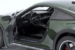 Porsche 911 (992) Dakar Baujahr 2023 oakgrün metallic 1:18 Norev