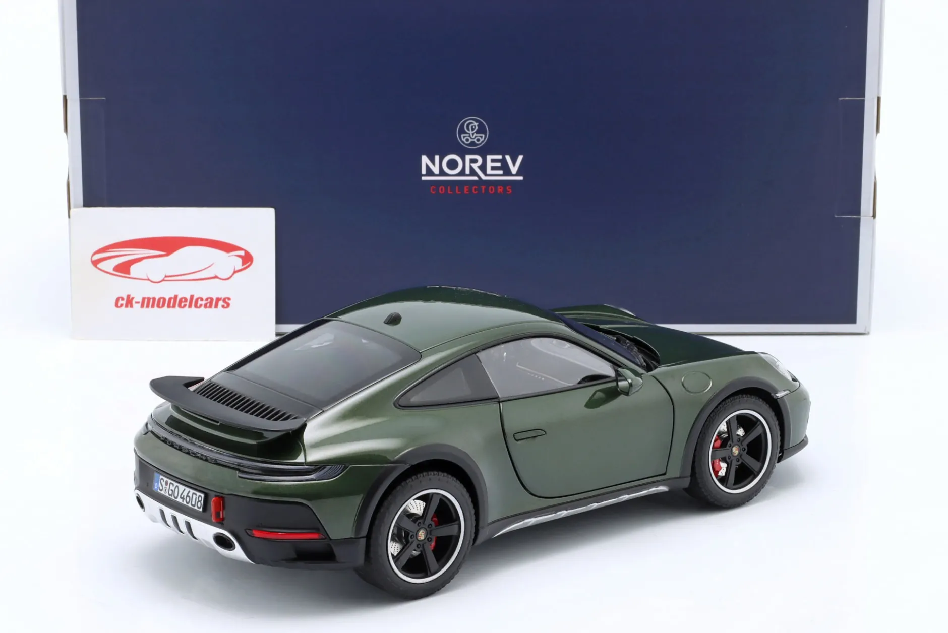 Porsche 911 (992) Dakar Baujahr 2023 oakgrün metallic 1:18 Norev