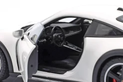 Porsche 911 (992) Dakar Baujahr 2022 weiß 1:18 Minichamps