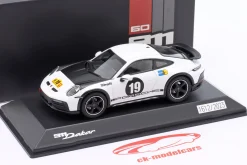 Porsche 911 (992) Dakar #19 Baujahr 2023 weiß / schwarz 1:43 Spark