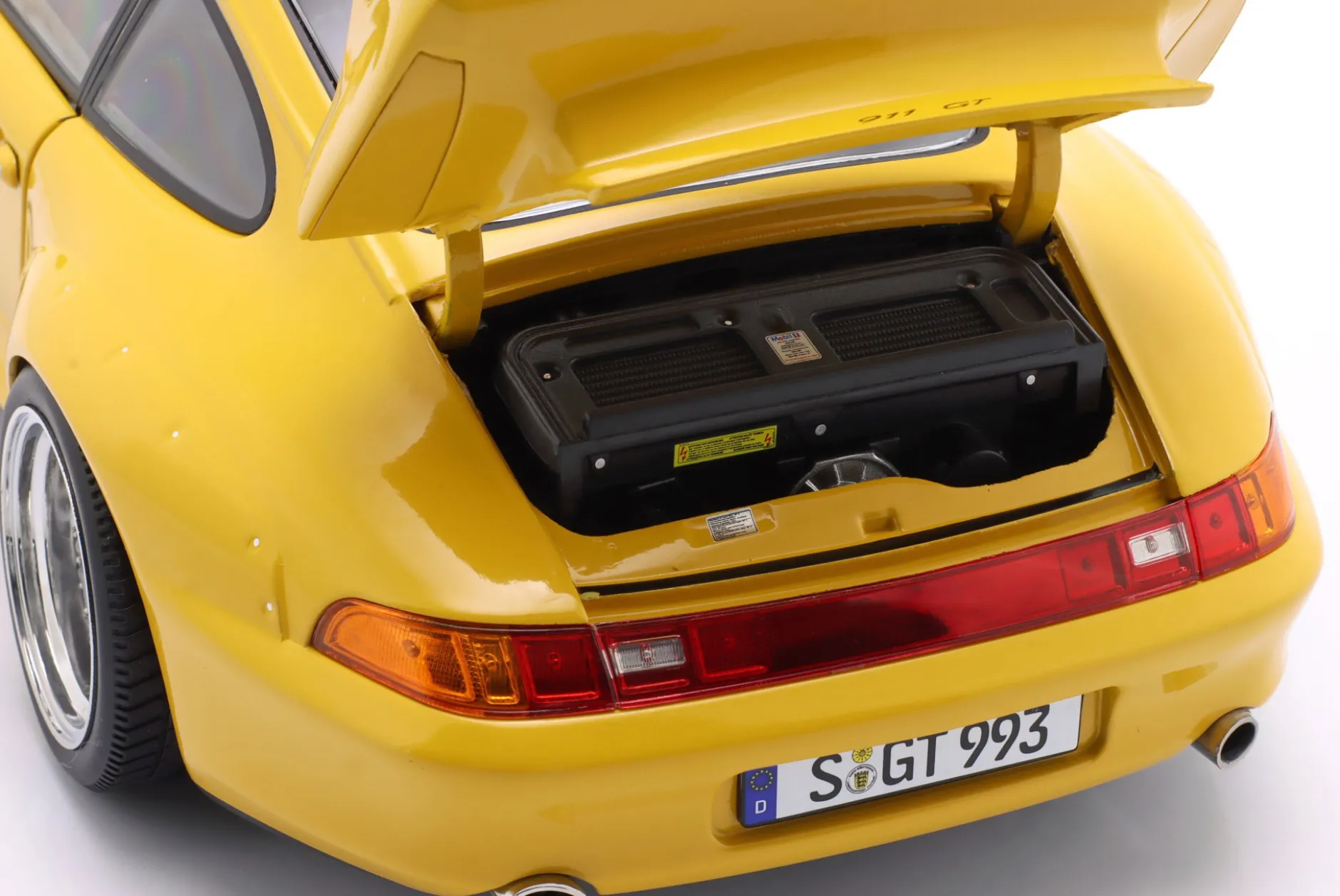 Porsche 911 (993) GT2 Baujahr 1996 gelb / Speedline Felgen 1:12 KK-Scale