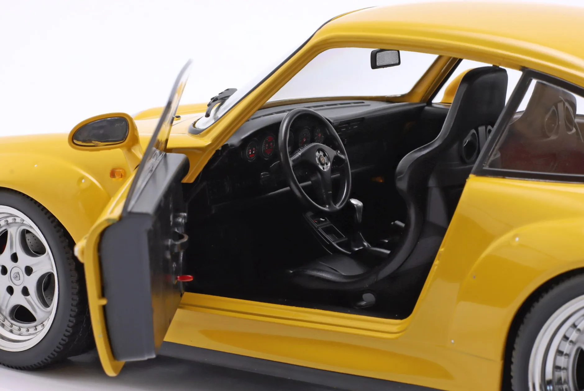 Porsche 911 (993) GT2 Baujahr 1996 gelb / Speedline Felgen 1:12 KK-Scale