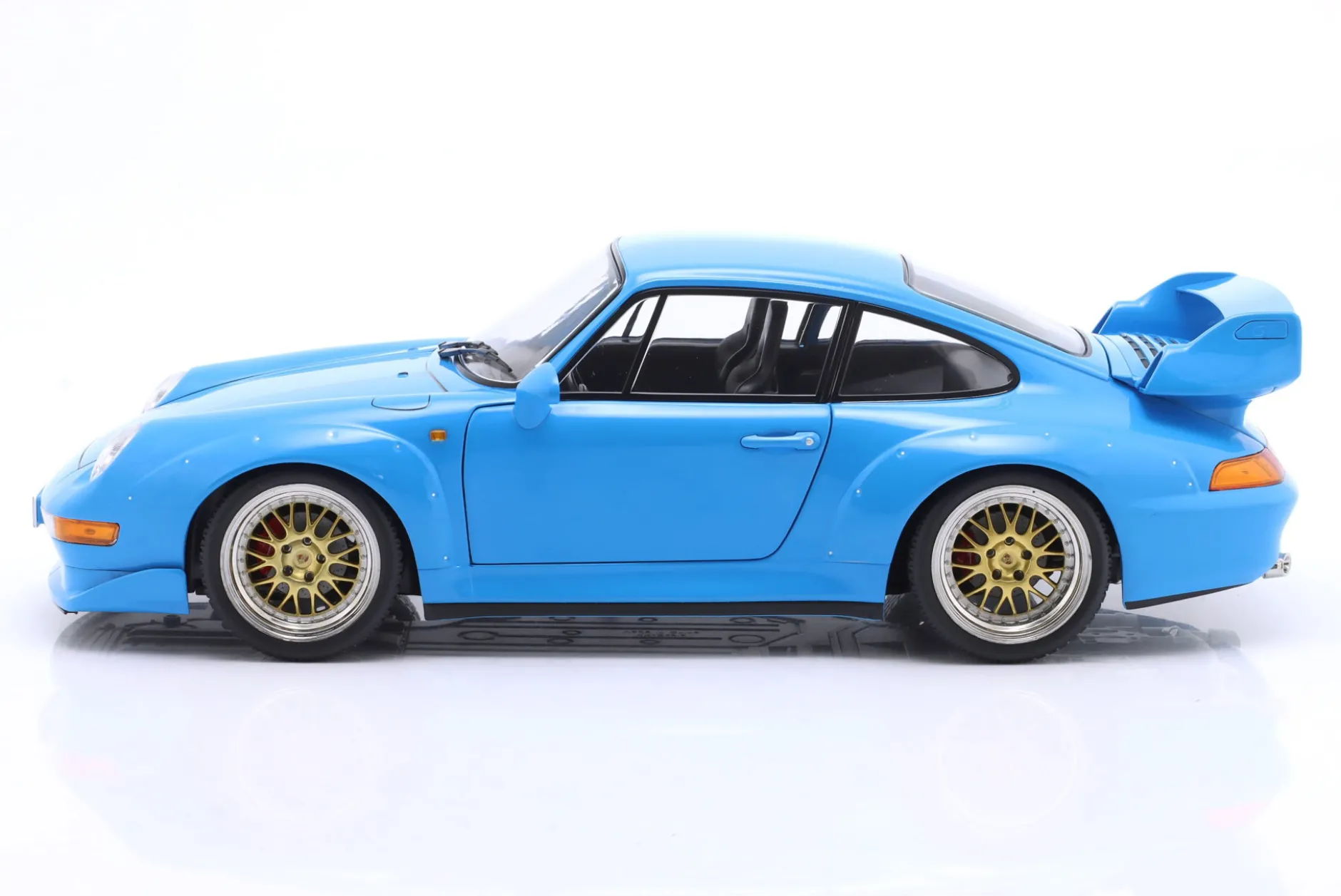 Porsche 911 (993) GT2 Baujahr 1996 hellblau / BBS Felgen 1:12 KK-Scale