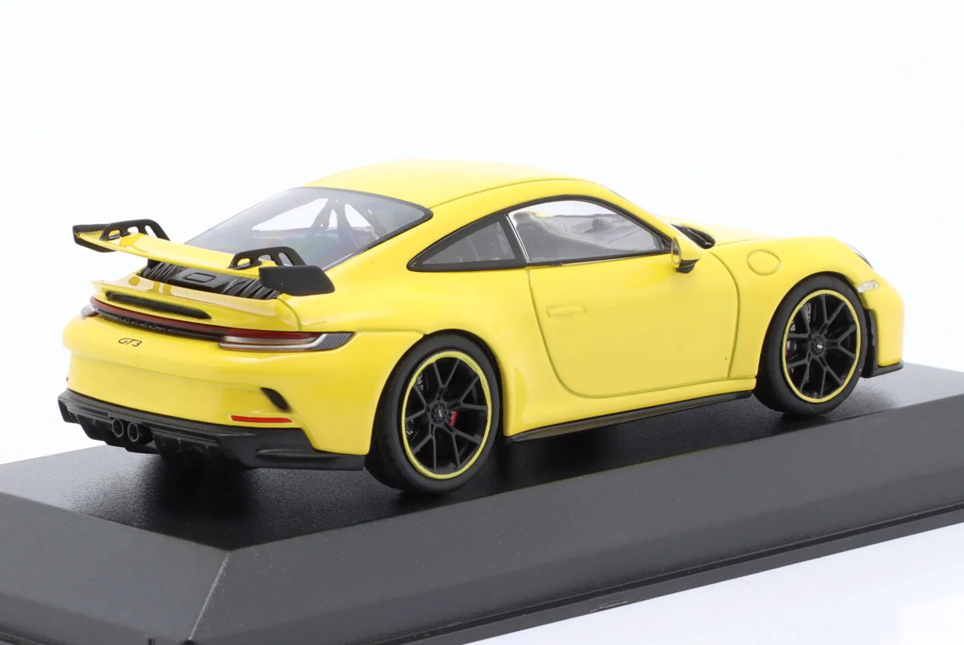Porsche 911 (992) GT3 Baujahr 2020 racing gelb 1:43 Minichamps