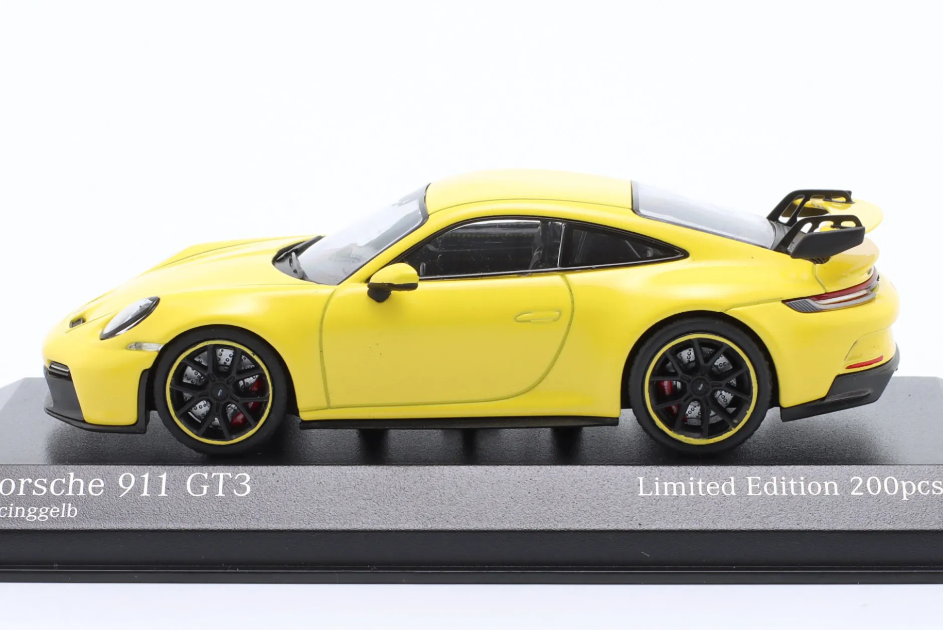 Porsche 911 (992) GT3 Baujahr 2020 racing gelb 1:43 Minichamps