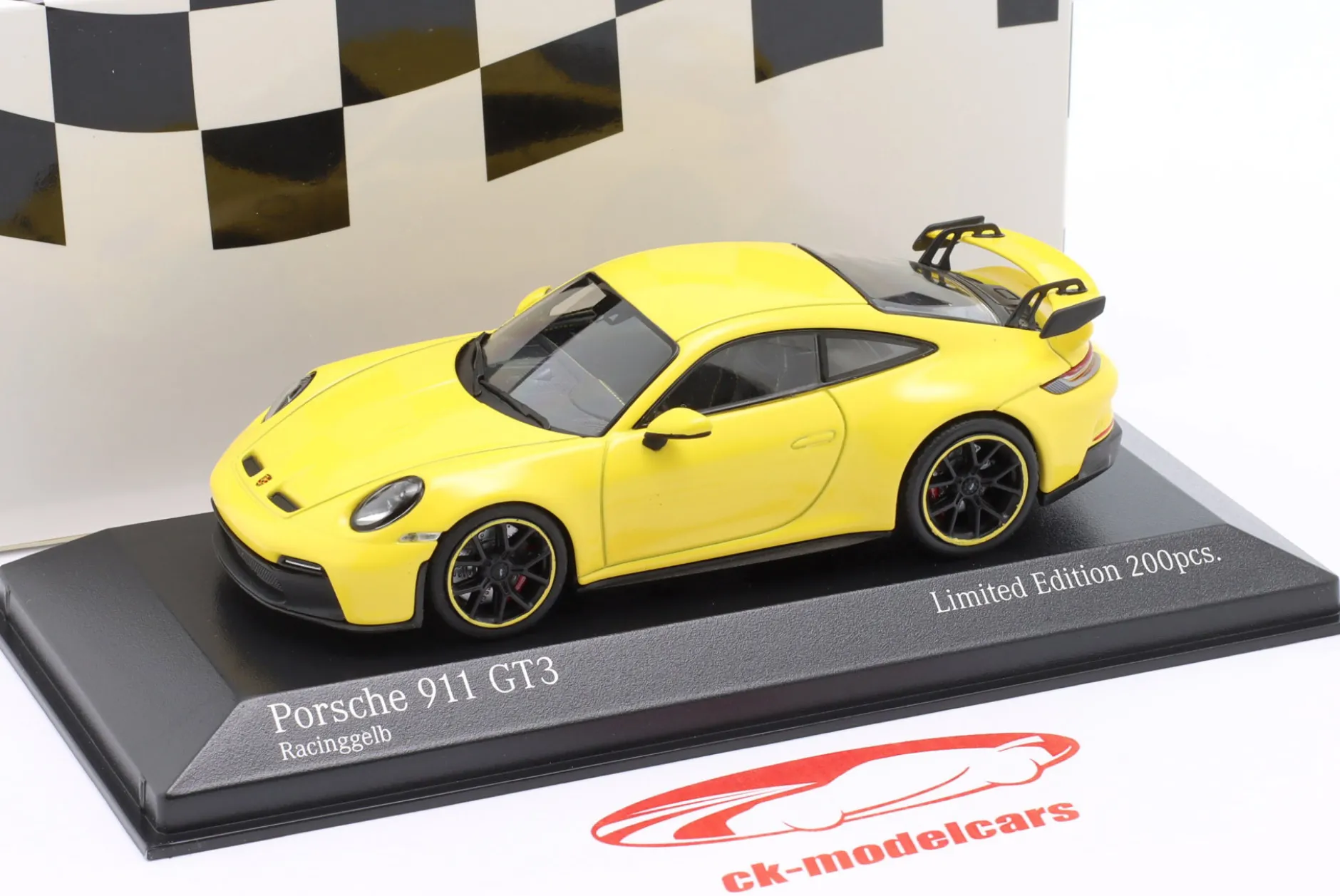 Porsche 911 (992) GT3 Baujahr 2020 racing gelb 1:43 Minichamps