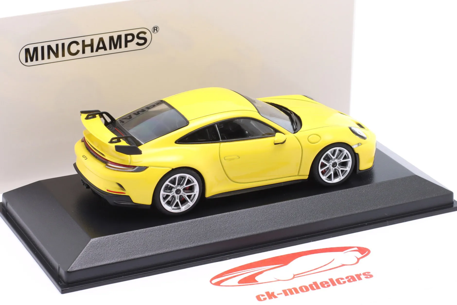 Porsche 911 (992) GT3 Baujahr 2020 racinggelb / silberne Felgen 1:43 Minichamps