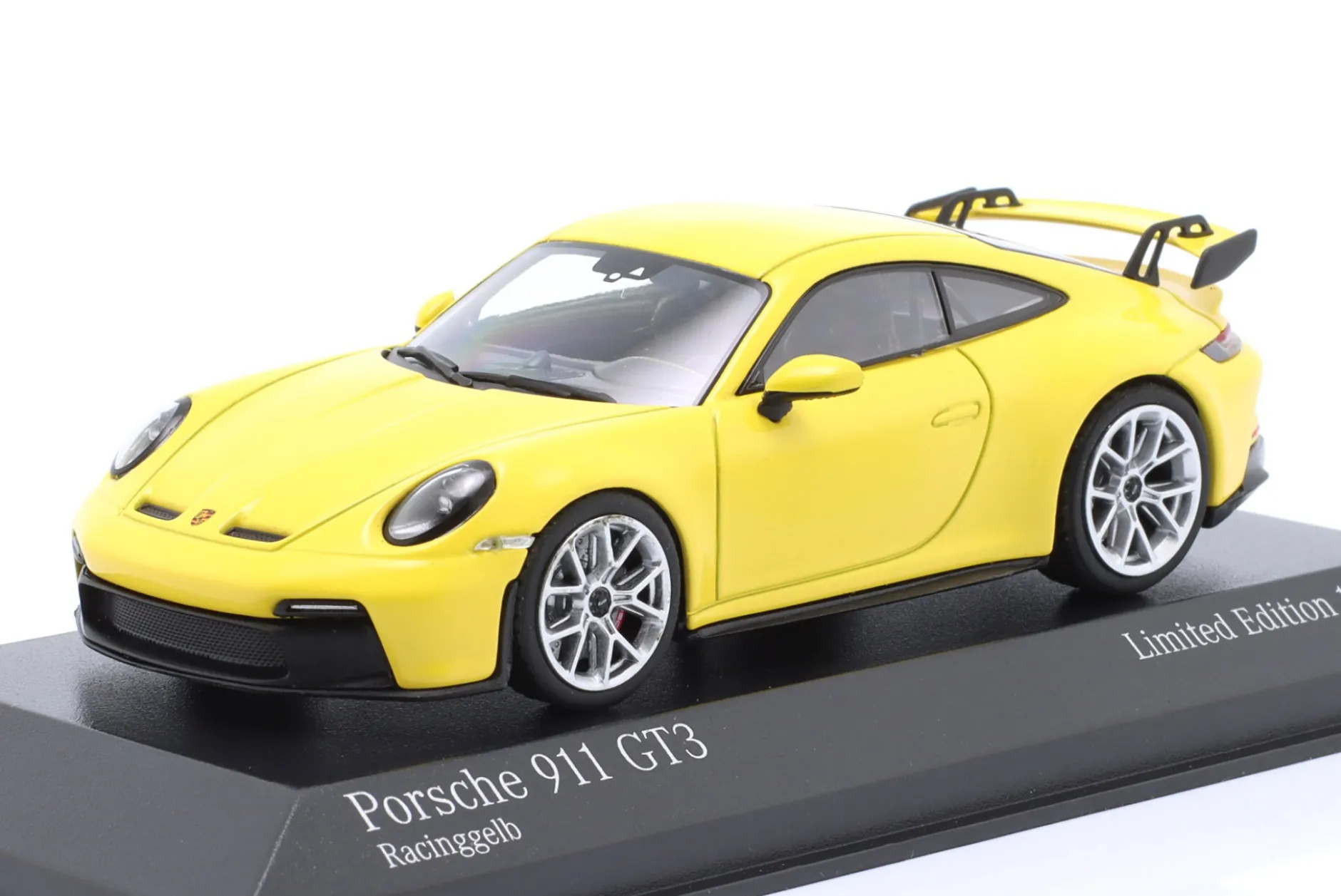 Porsche 911 (992) GT3 Baujahr 2020 racinggelb / silberne Felgen 1:43 Minichamps