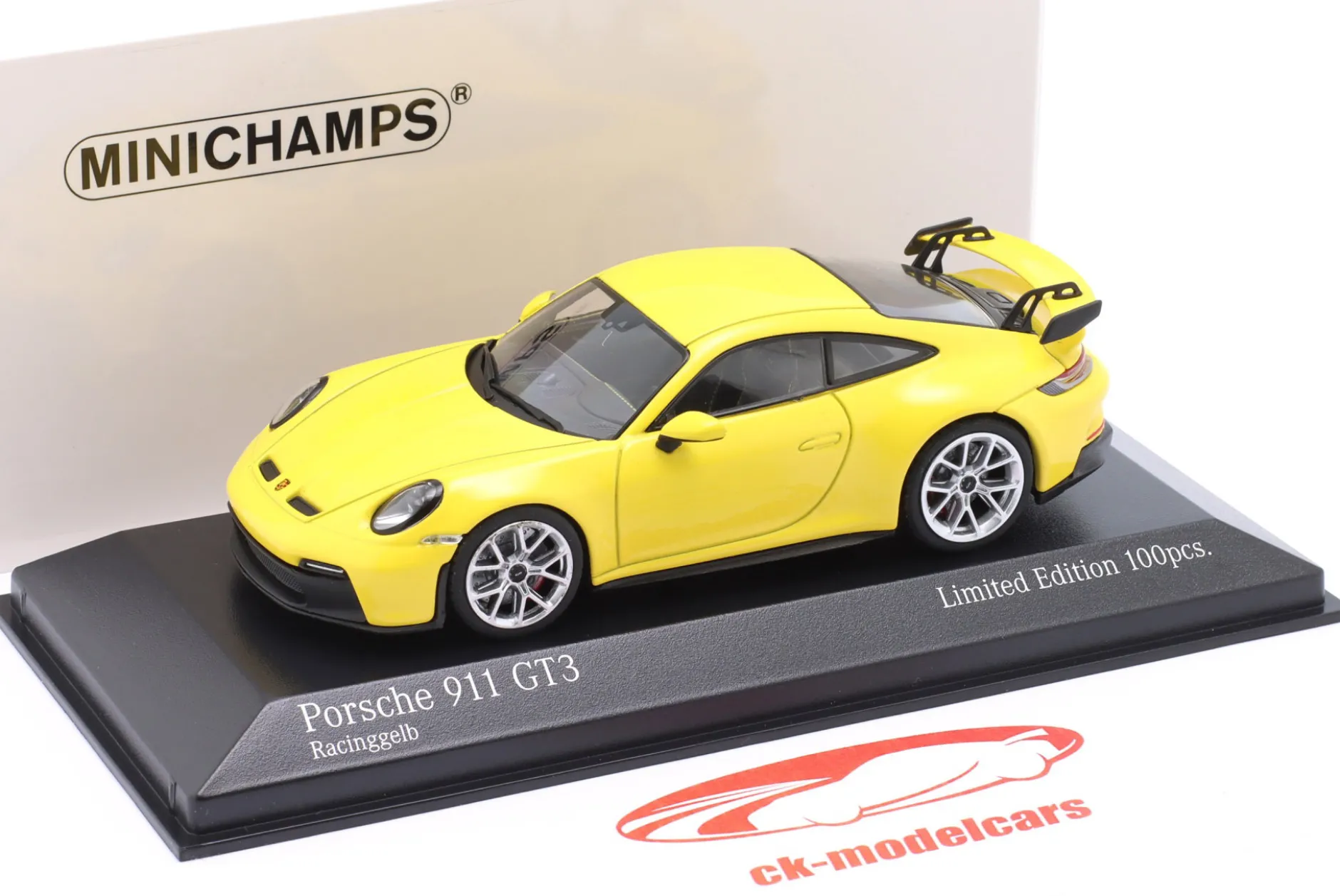 Porsche 911 (992) GT3 Baujahr 2020 racinggelb / silberne Felgen 1:43 Minichamps