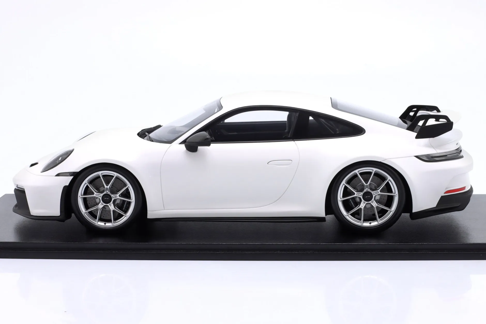 Porsche 911 (992) GT3 Baujahr 2021 weiß 1:12 Schuco