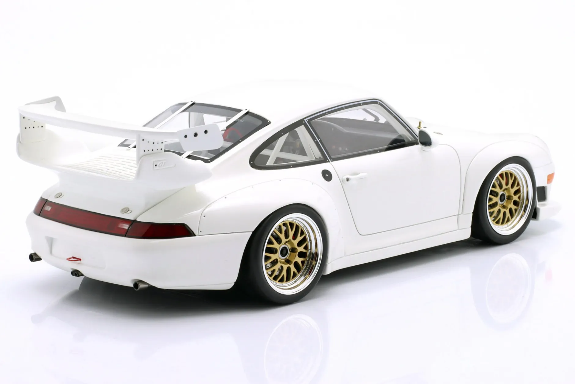 Porsche 911 (993) GT2 Evo Baujahr 1995 Grand Prix weiß 1:18 GT-Spirit