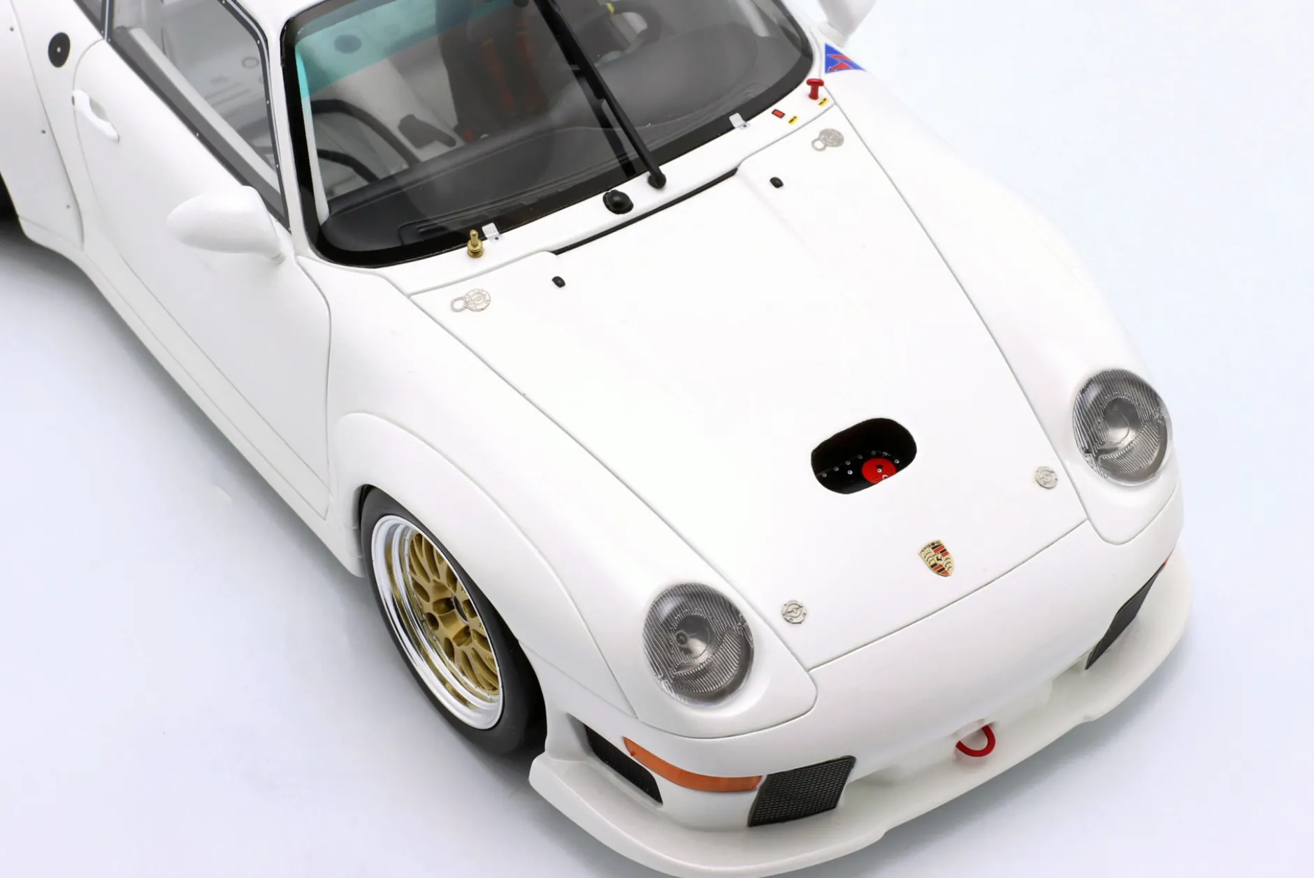 Porsche 911 (993) GT2 Evo Baujahr 1995 Grand Prix weiß 1:18 GT-Spirit