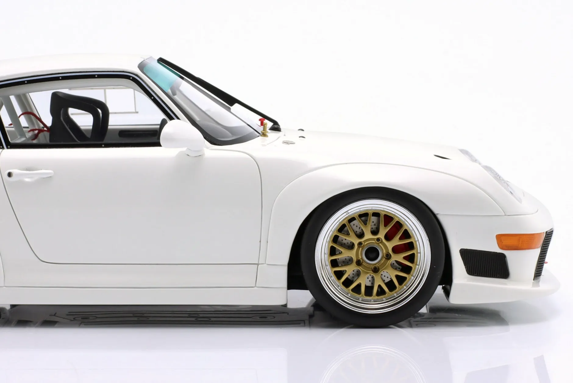 Porsche 911 (993) GT2 Evo Baujahr 1995 Grand Prix weiß 1:18 GT-Spirit