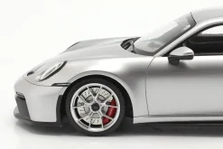 Porsche 911 (992) GT3 2021 GT-silber metallic mit Vitrine 1:18 Minichamps