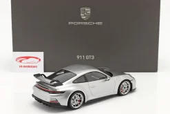Porsche 911 (992) GT3 2021 GT-silber metallic mit Vitrine 1:18 Minichamps