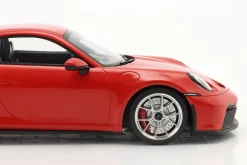 Porsche 911 (992) GT3 2021 indischrot / silberne Felgen 1:18 Minichamps