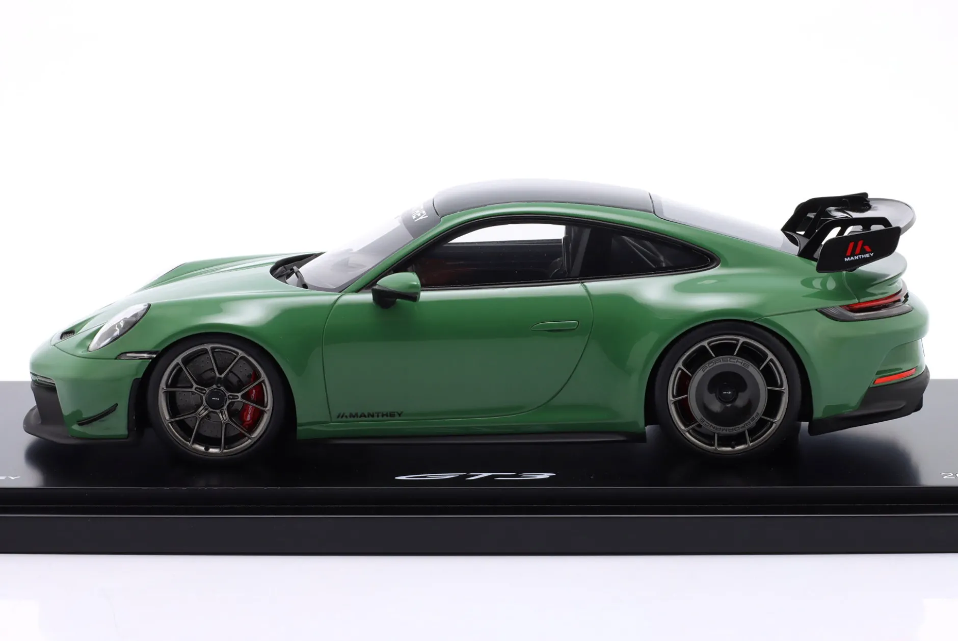 Porsche 911 GT3 (992) Manthey Kit 2024 auratiumgrün 1:18 Spark