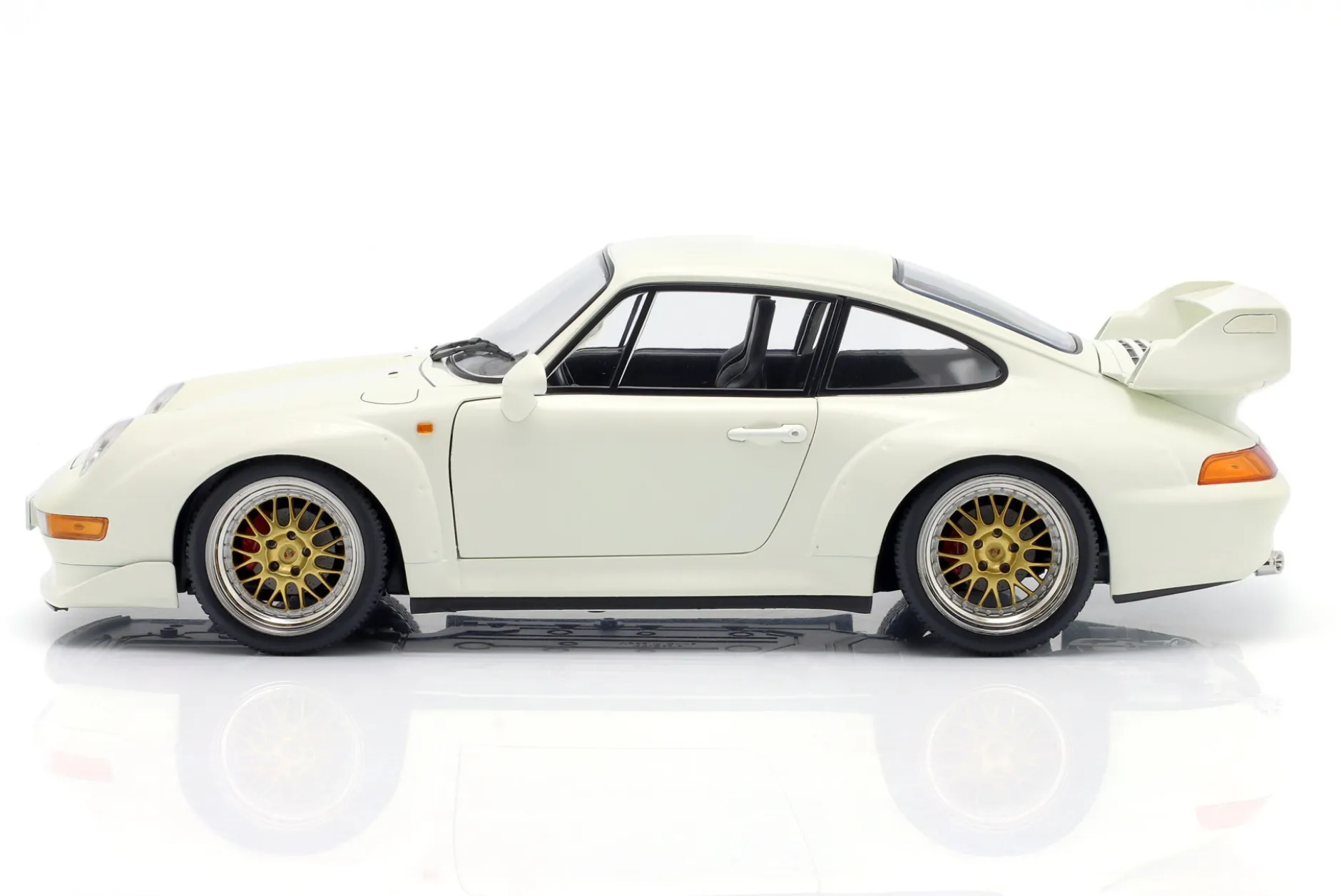 Porsche 911 (993) GT2 mit BBS Felgen Baujahr 1996 weiß 1:12 KK-Scale