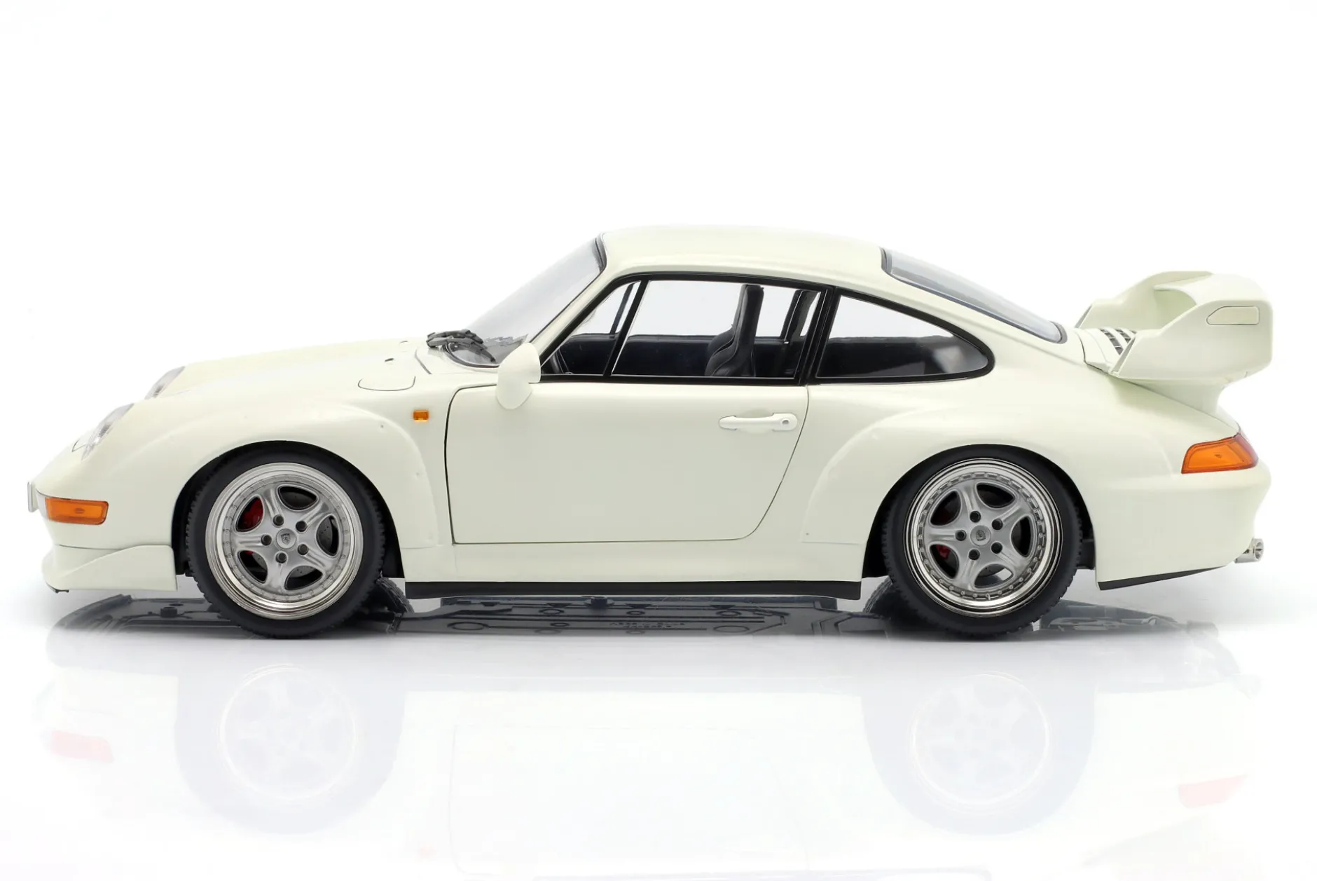 Porsche 911 (993) GT2 mit Speedline Felgen Baujahr 1996 weiß 1:12 KK-Scale