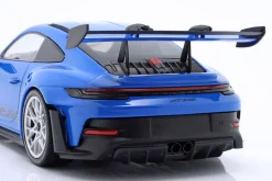 Porsche 911 (992) GT3 RS Baujahr 2023 blau / silberne Felgen 1:18 Minichamps